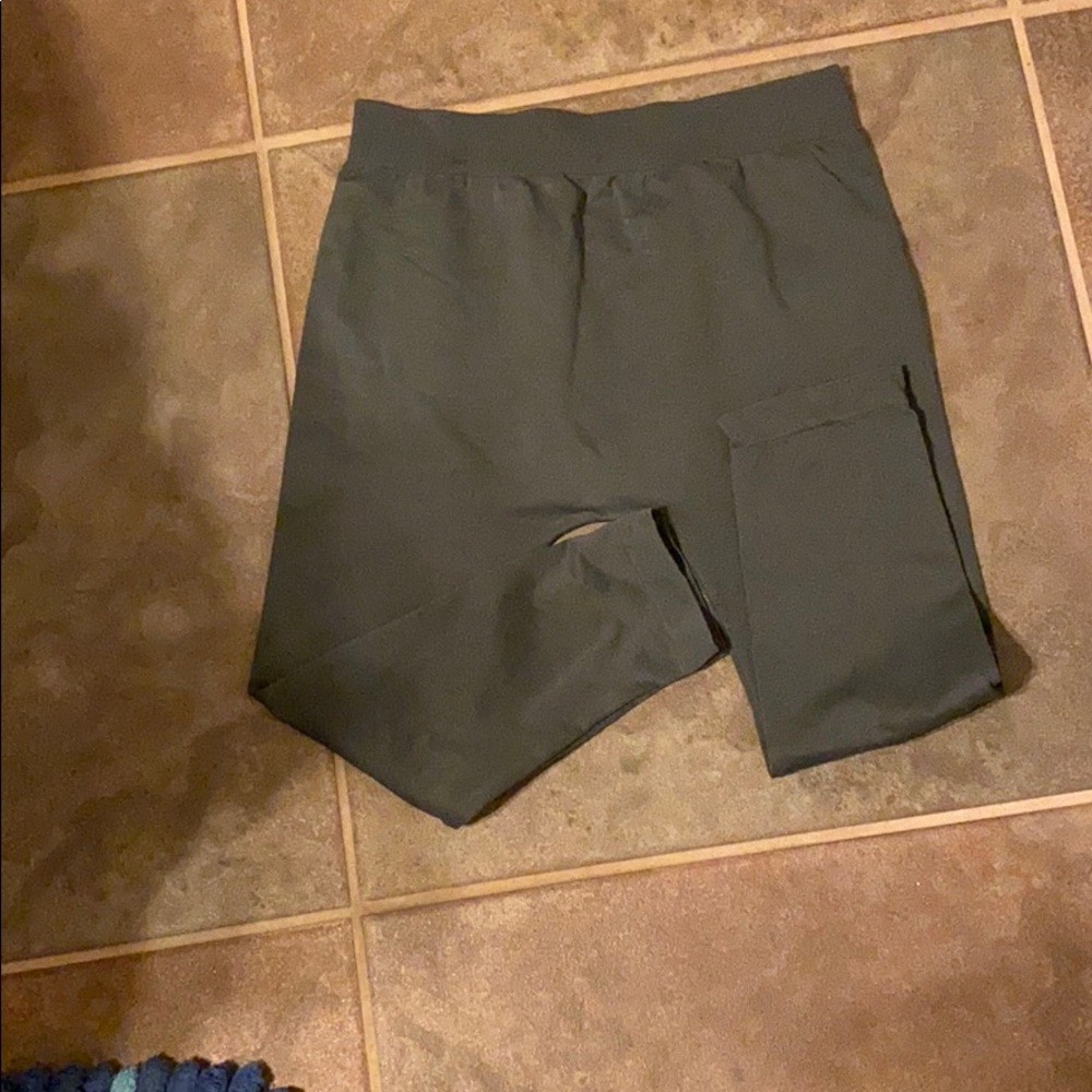 Stretch pull on capris .